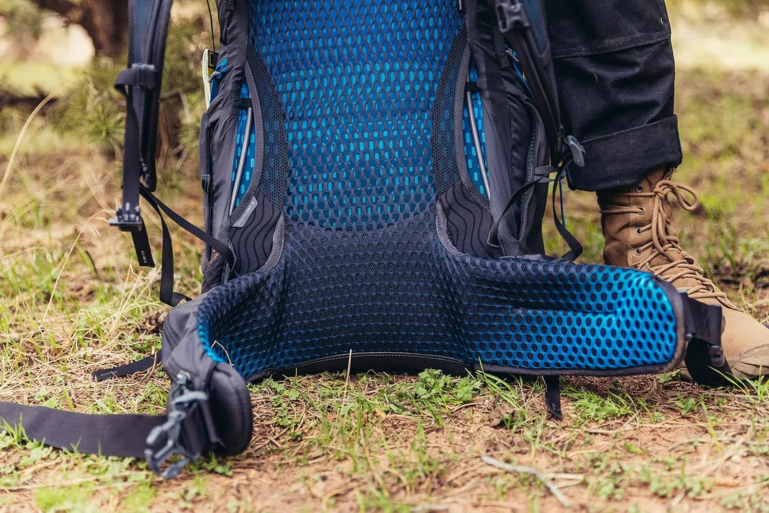 Gregory Focal 58L Unisex Ultralight Backpacking Pack with Freefloat Suspension, Aluminum Frame, Ventilated Backpanel, Large, Ozone Black